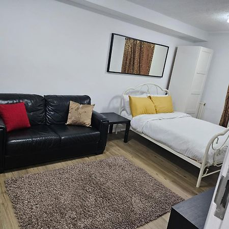 Charming 3-Bedroom Retreat With Modern Comforts South Ockendon Dış mekan fotoğraf