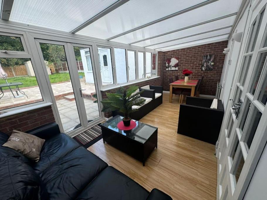 Charming 3-Bedroom Retreat With Modern Comforts South Ockendon Dış mekan fotoğraf