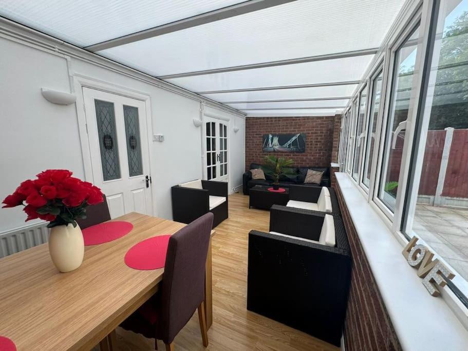 Charming 3-Bedroom Retreat With Modern Comforts South Ockendon Dış mekan fotoğraf