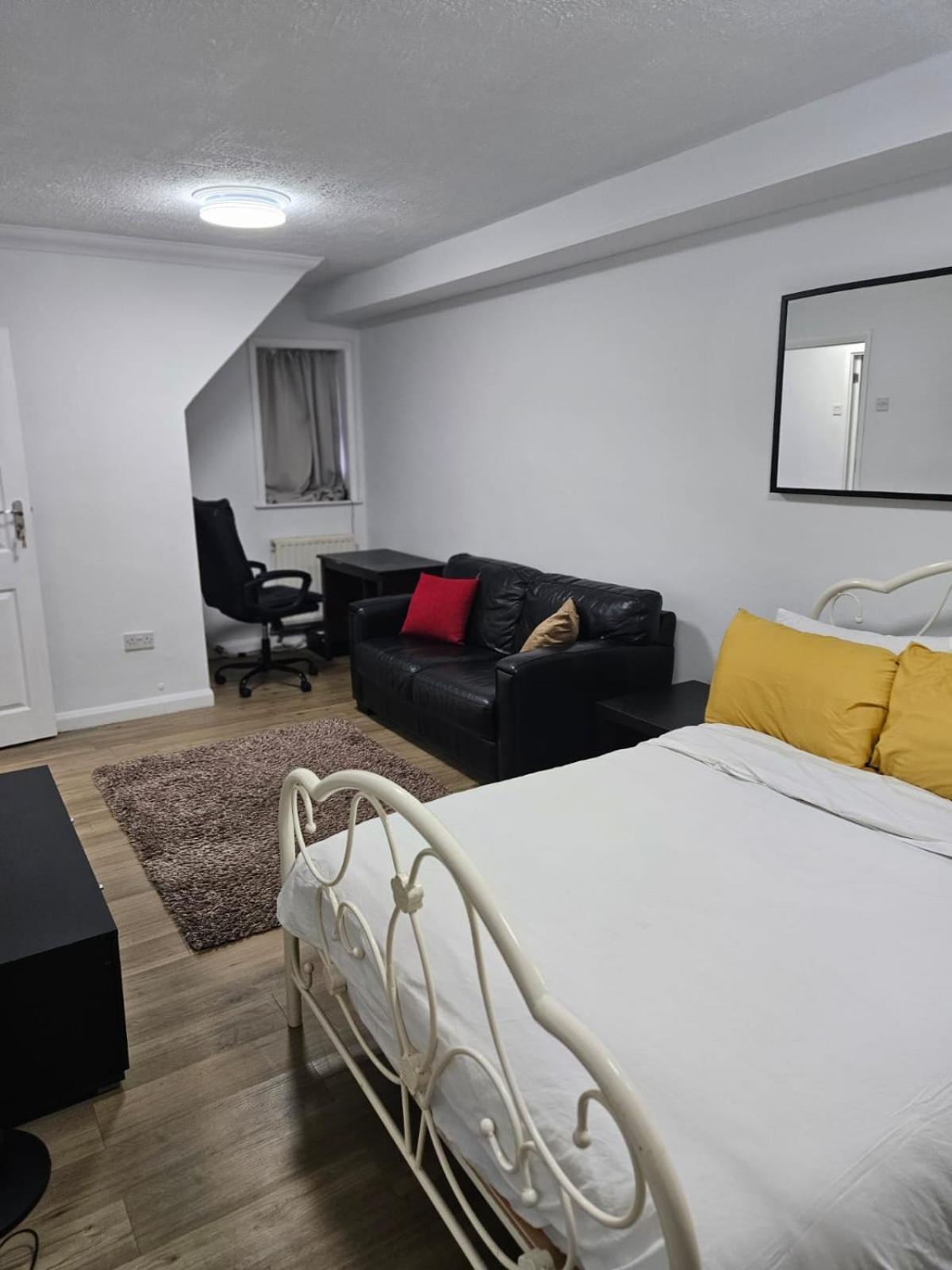Charming 3-Bedroom Retreat With Modern Comforts South Ockendon Dış mekan fotoğraf