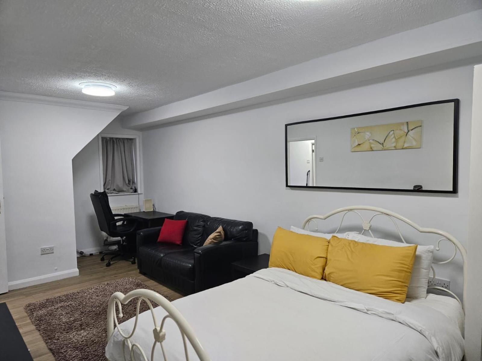 Charming 3-Bedroom Retreat With Modern Comforts South Ockendon Dış mekan fotoğraf