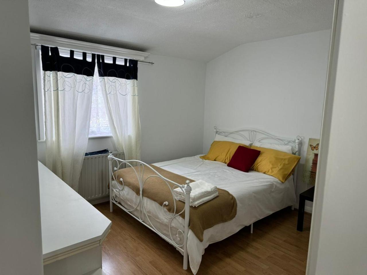 Charming 3-Bedroom Retreat With Modern Comforts South Ockendon Dış mekan fotoğraf